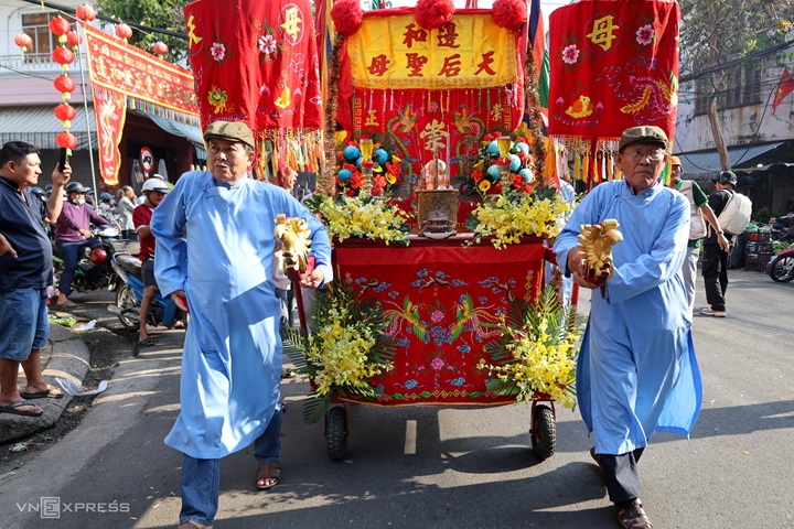 Thần Tài, Bao Công dạo phố trong lễ hội người Hoa